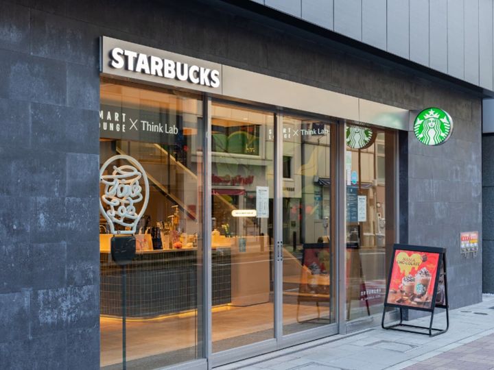 スターバックス コーヒー公式Xは8月6日に投稿を更新。夏の昼下がりに楽しめる、サクサク食感のデザート2品の登場を伝え、話題を集めました。（サムネイル画像出典：PIXTAより）