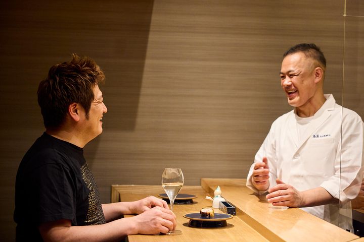 カウンター越しに歓談する太田さん（左）と土屋さん