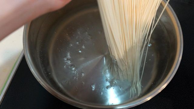 鍋に入れたそうめん