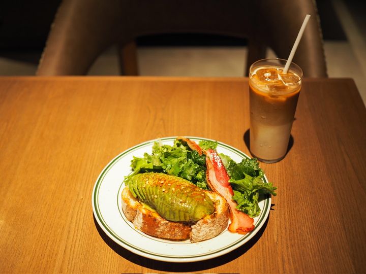 フレッシュアボカドのオープンサンドとアイスカフェラテ