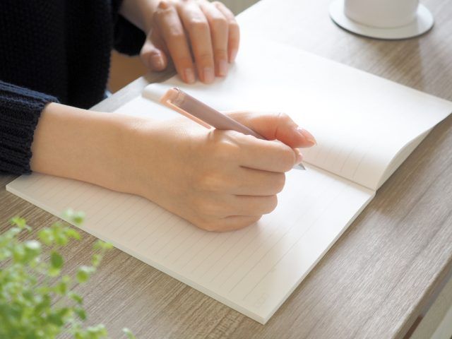手帳を書く人