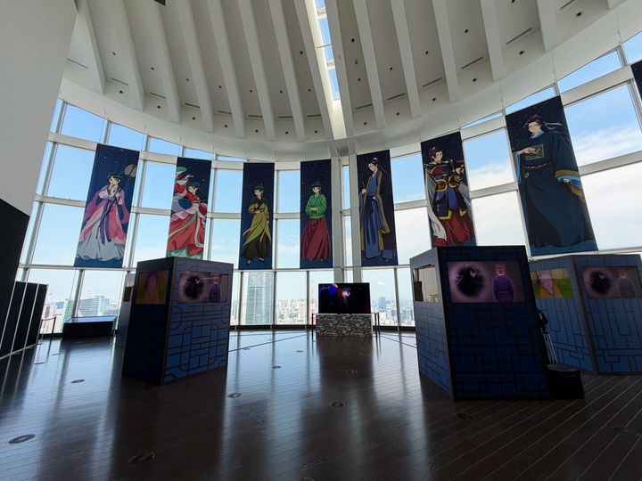 絶景を望む展望台が舞台の没入型イベント！人気TVアニメ『薬屋のひとりごと』の幻想の世界を体験！