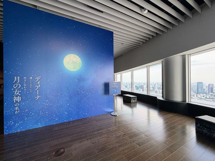 絶景を望む展望台が舞台の没入型イベント！人気TVアニメ『薬屋のひとりごと』の幻想の世界を体験！