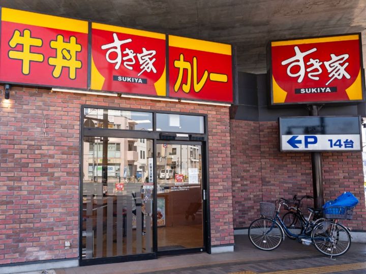 すき家公式Xは8月4日に投稿を更新。マスカットの風味が爽やかな新作「Sukiシェイク マスカット」の発売を伝え、話題を集めています。（サムネイル画像出典：PIXTAより）