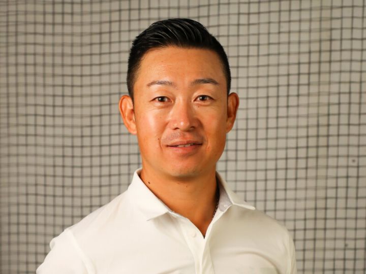 コンパクトなスイングから大きいフォローを！右重心のまま体を回すから最後まで振り切れる！