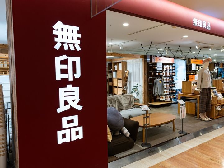 「無印良品」から発売される「風が抜ける 自転車ヘルメット」が、前髪がつぶれにくい設計でSNSで話題を集めています。8月19日発売予定の同商品を紹介します。