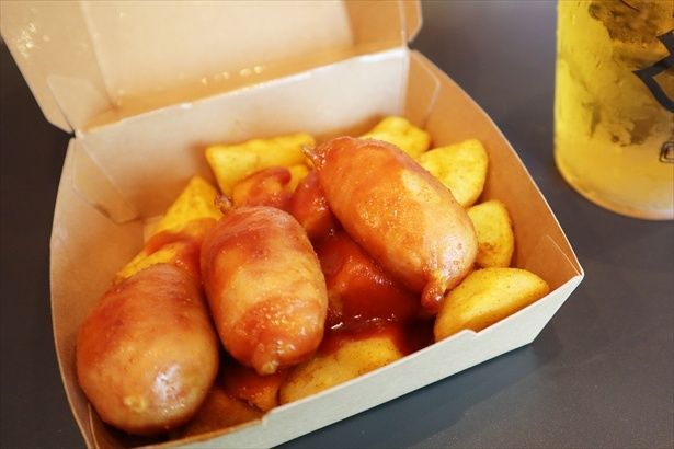 「泡の相棒、ドイツの英雄」(950円)。ドイツ料理・カリーブルストはビールとの相性抜群
