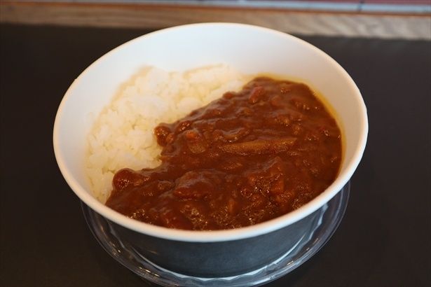 「たかなしきっちん×東京ドーム TGカレー」(1500円)。高梨雄平投手考案のレシピを忠実に再現
