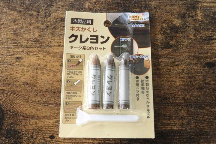「木製品用キズかくしクレヨン」と書かれたパッケージと中身のクレヨン3本、ヘラ