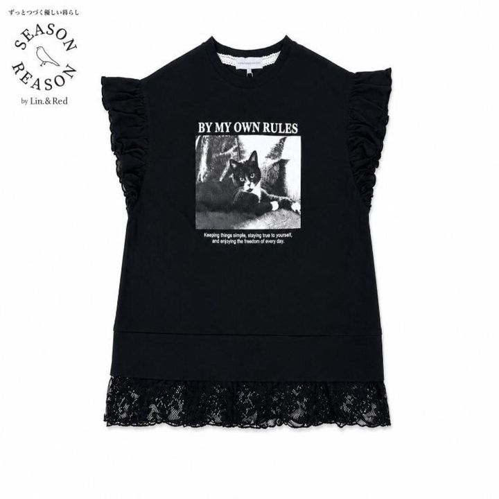 猫のモノクロ写真がプリントされた黒Tシャツ