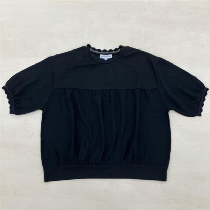 黒い異素材切り替えプルオーバーの平置き