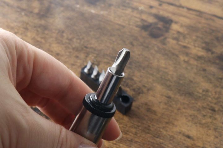 女性の手がラチェットドライバー本体にビットを差し込んでいる様子