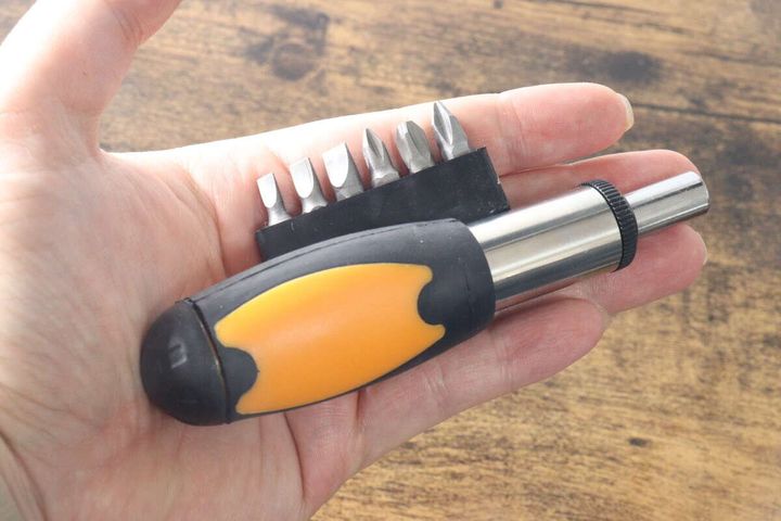 女性の掌にラチェットドライバー本体とビットが収まっている様子