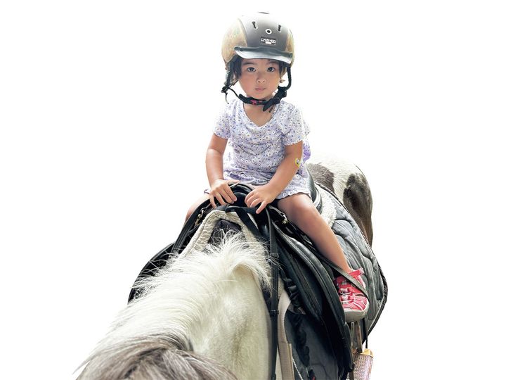 乗馬体験する子ども
