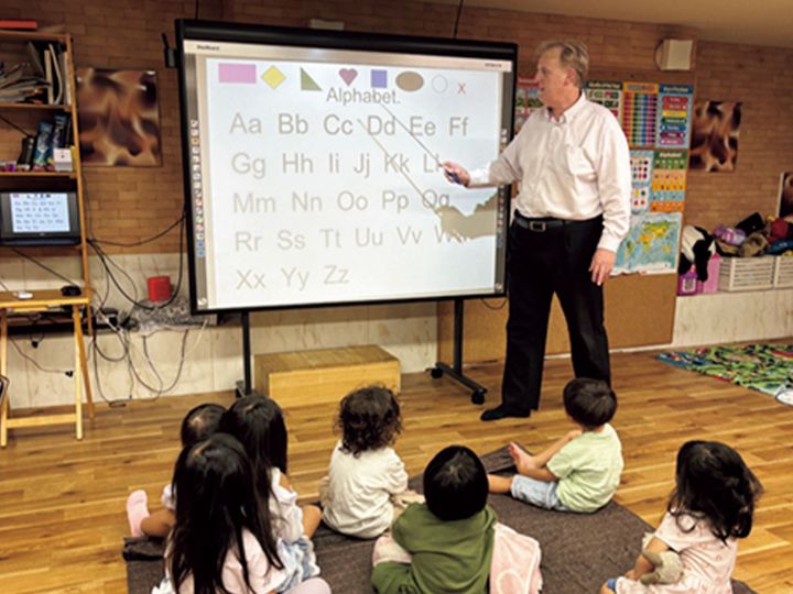 インターナショナルスクールでアルファベットを学ぶ子どもたち