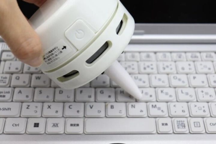 卓上クリーナーにノズルを付けキーボードを掃除