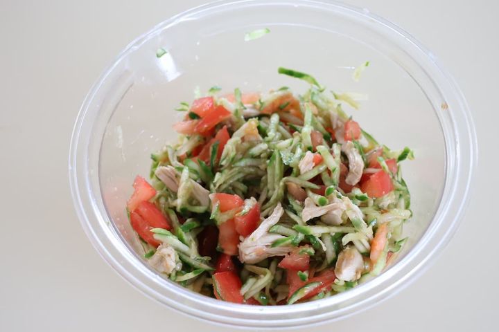 鶏むね肉入りのトマトときゅうりの中華和え