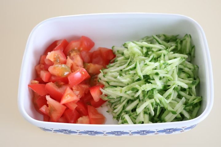 一口大に切ったトマトとせん切りにしたきゅうり
