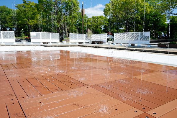 【神奈川県小田原市】上府中公園の親水広場に、安全に水遊びができる噴水施設「ファウンテンデッキ」設置