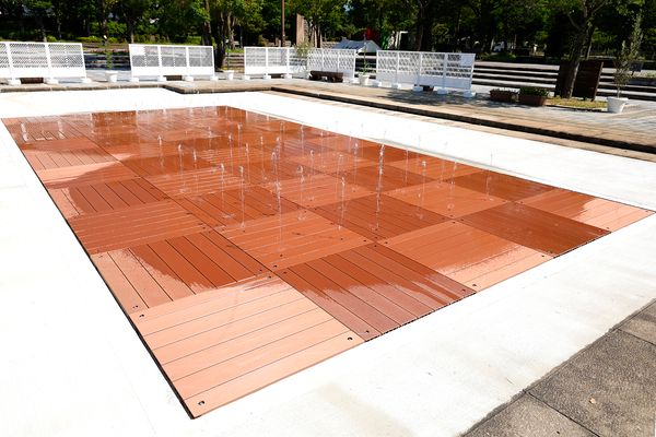 【神奈川県小田原市】上府中公園の親水広場に、安全に水遊びができる噴水施設「ファウンテンデッキ」設置