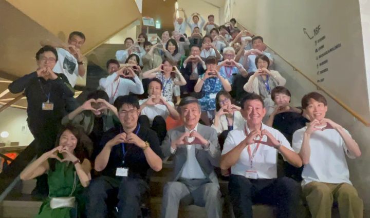 ハートのポーズで撮影した集合写真