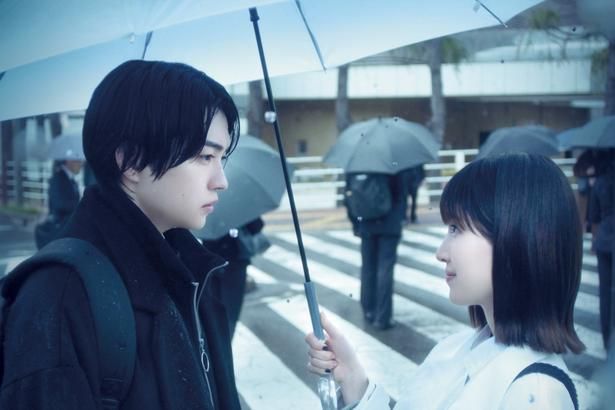 【写真を見る】死神のアルバイトとの出会いによって、佐倉の人生が動き始める [c]2026藤まる/双葉社・「時給三〇〇円の死神」製作委員会