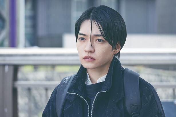 不幸続きの人生に絶望している大学生の佐倉真司(西畑大吾) [c]2026藤まる/双葉社・「時給三〇〇円の死神」製作委員会
