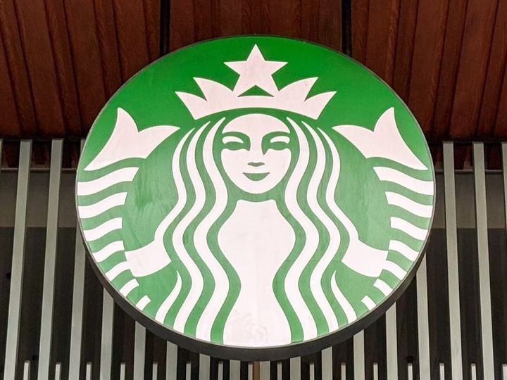 スターバックスの店舗仕様ショッパーをクラフト紙で再現した「クラフトペーパーショッパーS」。厚みとハリのある素材で繰り返し使えるリユーザブル仕様が魅力。大人世代のお出かけシーンにもなじむアイテムを発見しました。 ※画像：Shutterstock.com