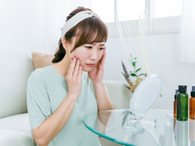 肌の調子に不安を感じている日本人女性