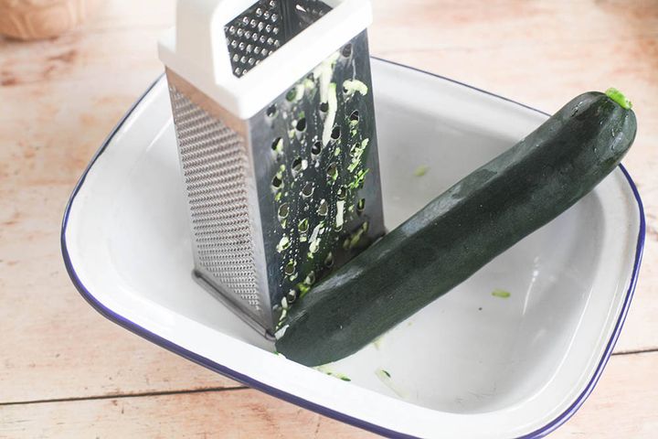 ズッキーニをおろす