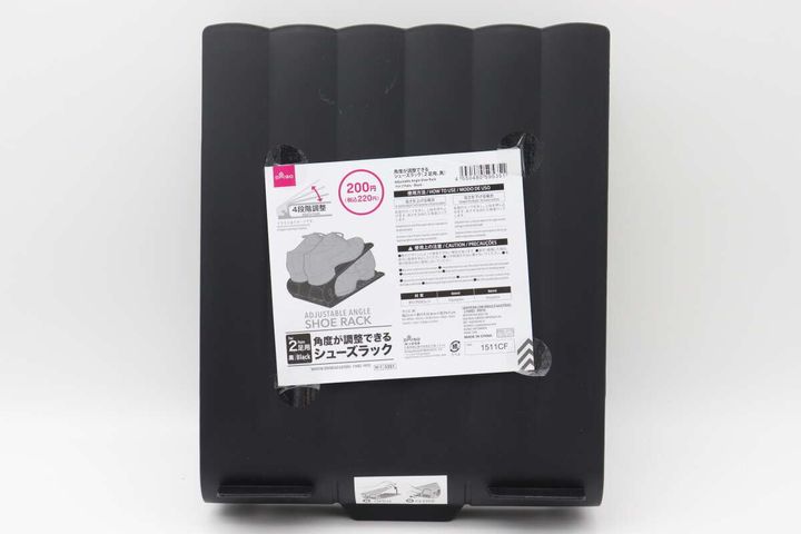 黒いシューズラックの裏面に商品情報シールが貼られている