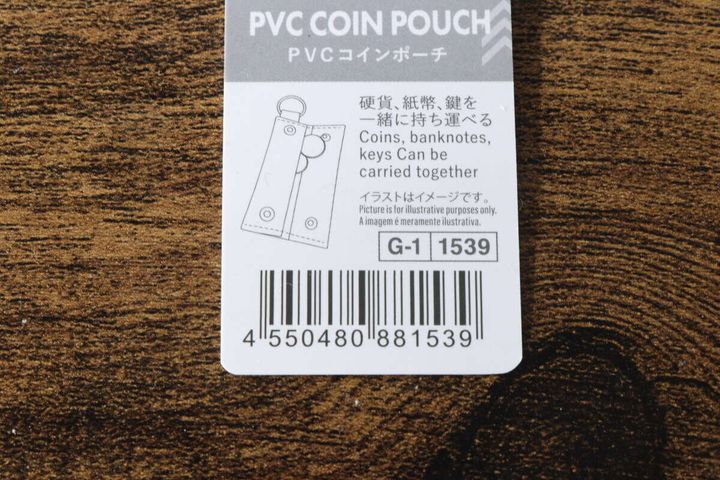PVCコインポーチの商品タグのアップ。バーコードと商品情報が見える