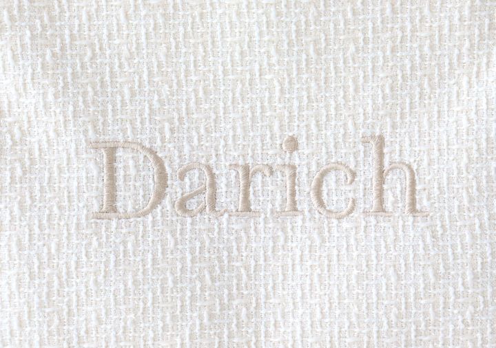 アイボリーのツイード生地にベージュのDarichロゴ刺繍