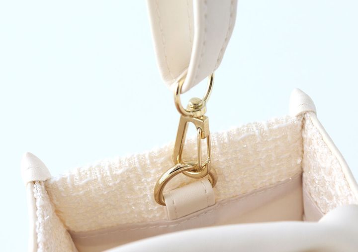 バッグに取り付けられたショルダーストラップの金具