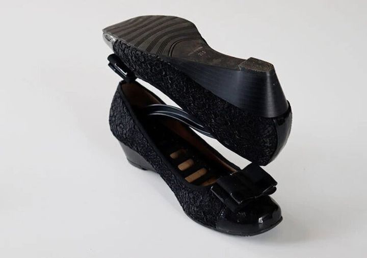 黒いパンプスがシューズスタンドに上下に重ねて収納されている