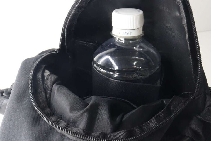 バッグの中で「貼るだけポケット」に固定されたペットボトル