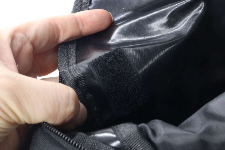 バッグの内側に面ファスナーを貼り付けている手元
