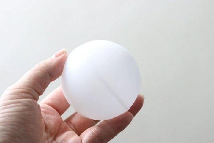 手のひらに乗せた白いボール型ライト