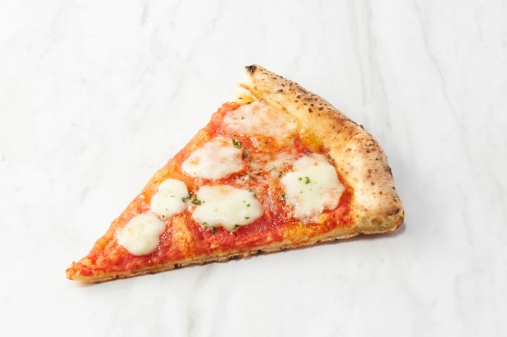セブンカフェ ベーカリー「お店で焼いたハンディピザ マルゲリータ」 （画像引用：https://prtimes.jp/main/html/rd/p/000001081.000155396.html）