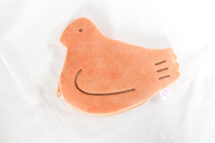 なめらかなぬいぐるみ生地で、なでなでしたくなる質感の鳩ぽっぽーち