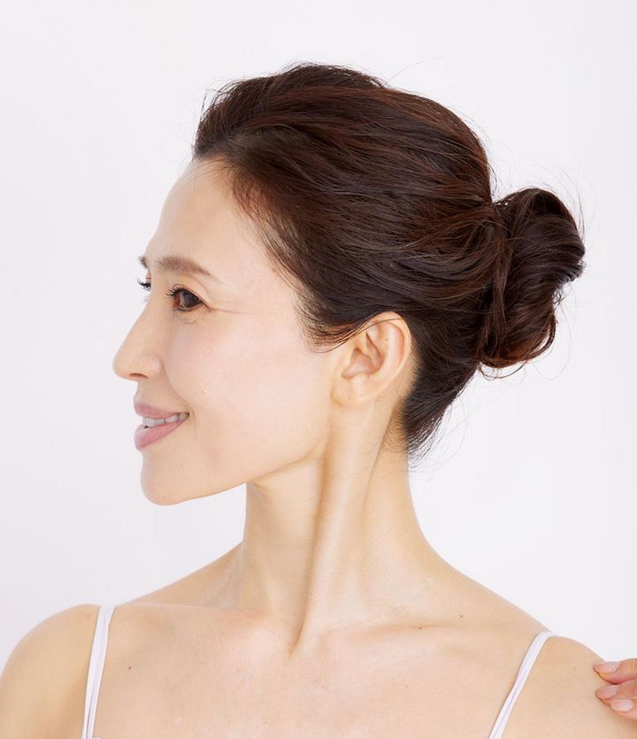 左側をほぐす場合は、右を向きます。