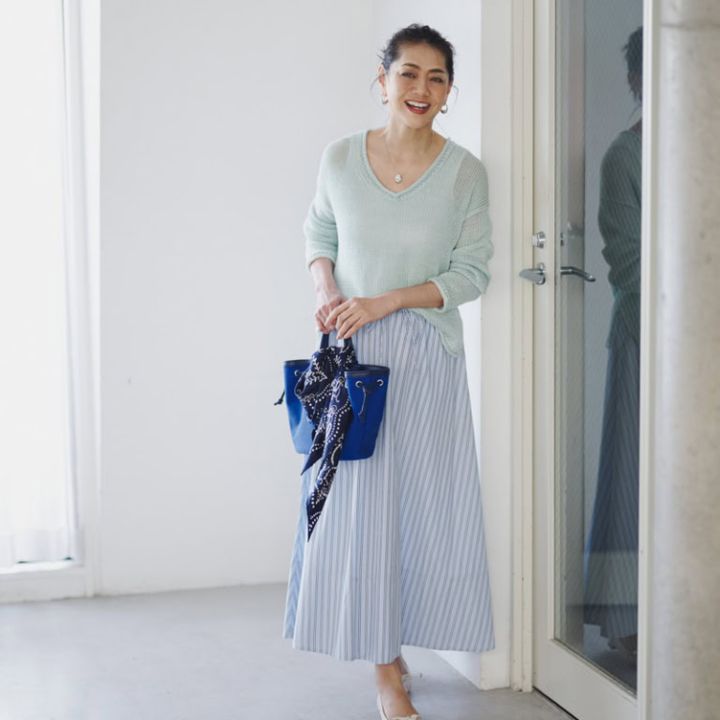 ニット¥22,000／バナナ・リパブリック、スカート¥17,000／バナナ・リパブリック、バッグ ¥24,900／トゥティエ、フラットシューズ¥68,200／ネブローニ、スカーフ ¥22,000 ／マニプリ、ピアス¥27,720、ネックレス¥34,100／ともにバルブス（ズットホリック）、タンクトップ／私物
