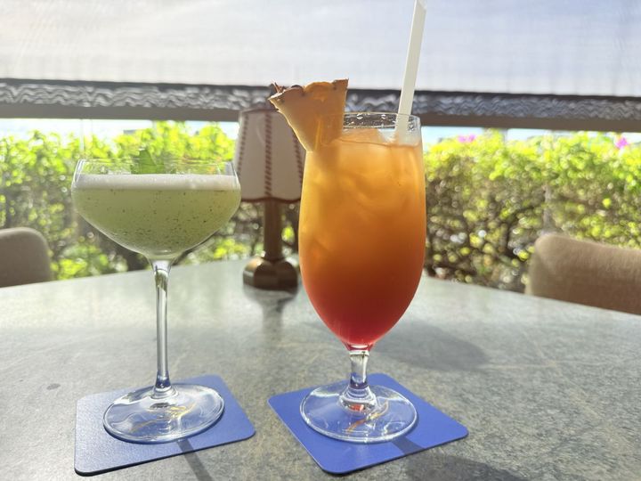 左）プラム シソ バイ ロクキョウト ＄22 右）ノンアルコールのアイランドサンセット$12