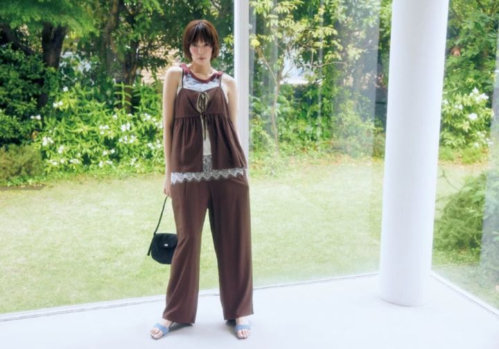 キャミパンツセット￥6,990（グローバルワーク／アダストリア） タンクトップ￥4,950（ミラー × シテン／ユナイテッドアローズ カスタマーサービスデスク） レースキャミソール￥2,990（エニィ／オンワード樫山） ネックレス￥2,860（アイシー）、バングル￥8,200（トゥワクリム／ともにハチマルゴショールーム） バッグ￥9,466（ムクアンドエボニー／ハナ ショールーム） ミュール￥7,990（ザラ／ザラ カスタマーサービス）