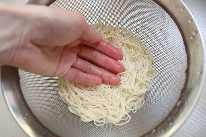 茹でて余ったそうめんは“即冷凍”が正解！自然解凍はNG！おいしいツルツル食感をキープする解凍方法とは？【やってみた】