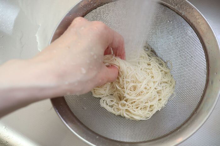 茹でて余ったそうめんは“即冷凍”が正解！自然解凍はNG！おいしいツルツル食感をキープする解凍方法とは？【やってみた】