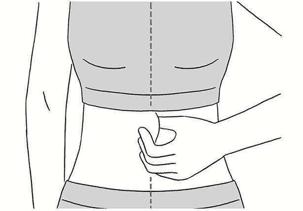 お腹の「正中線」をつまむ （C）稲村崇／KADOKAWA