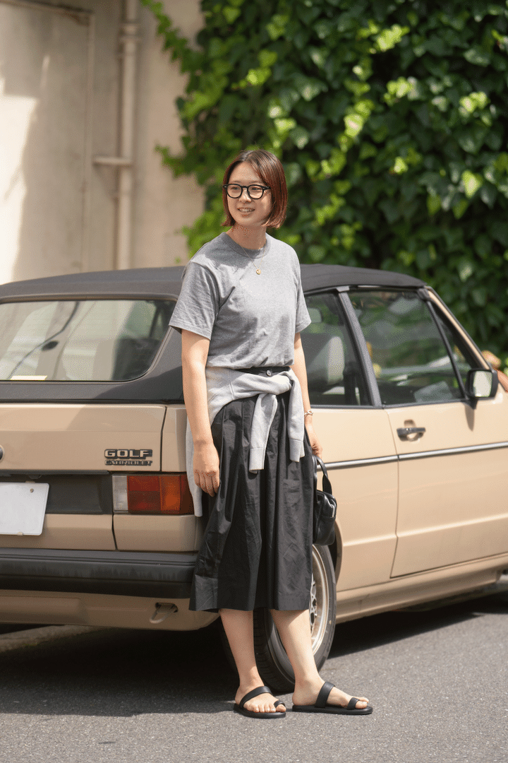 真夏日に使える“フラットサンダル”コーデ5選。シンプルで大人っぽいデザインが人気！【TOKYO SNAP】