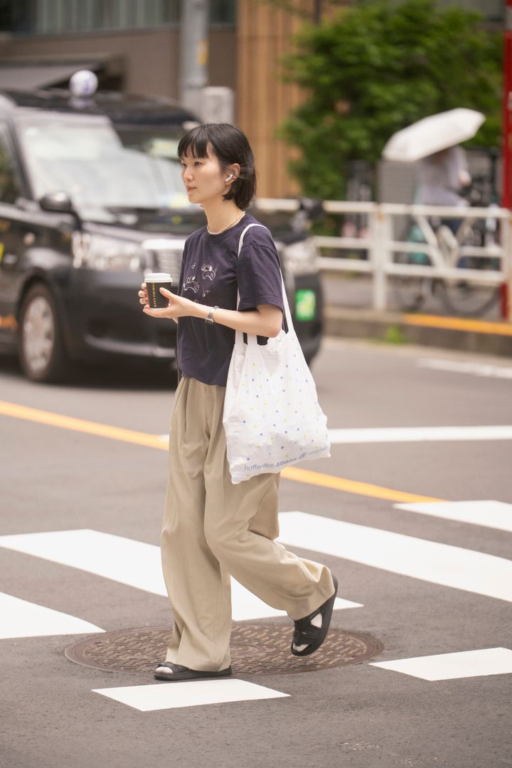 真夏日に使える“フラットサンダル”コーデ5選。シンプルで大人っぽいデザインが人気！【TOKYO SNAP】