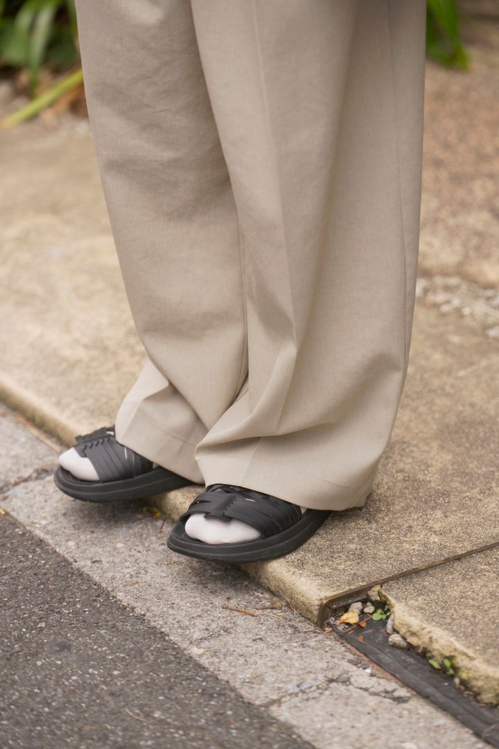 真夏日に使える“フラットサンダル”コーデ5選。シンプルで大人っぽいデザインが人気！【TOKYO SNAP】